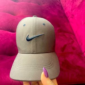 women’s Nike hat in brown.
